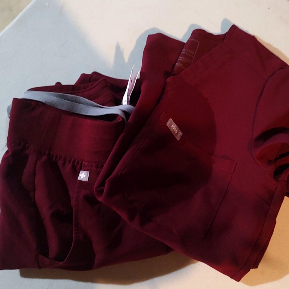 Figs burgundy jogger scrubs with one pocket top xxs